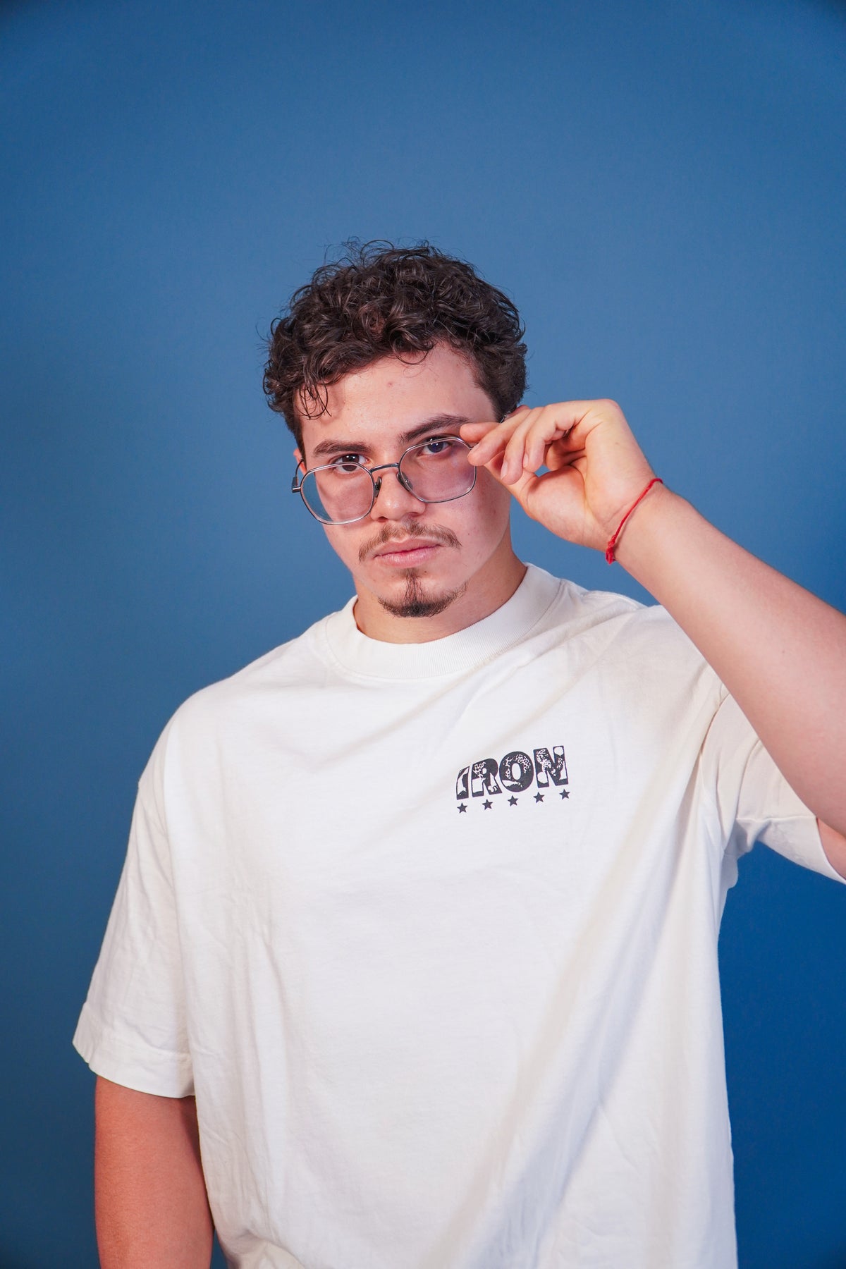 Camiseta oversized masculina Iron Predator off white Iron Savage vestida