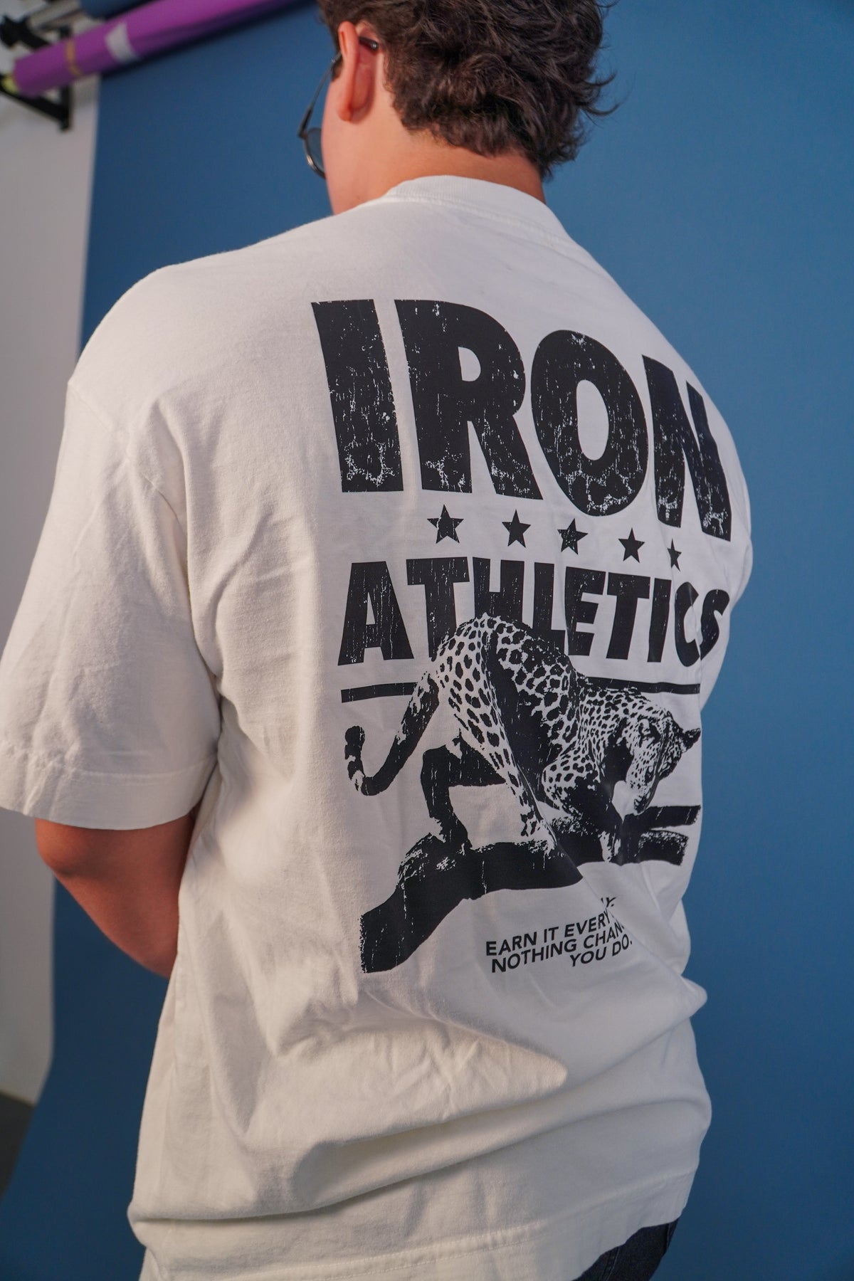 Camiseta oversized masculina Iron Predator off white Iron Savage - look