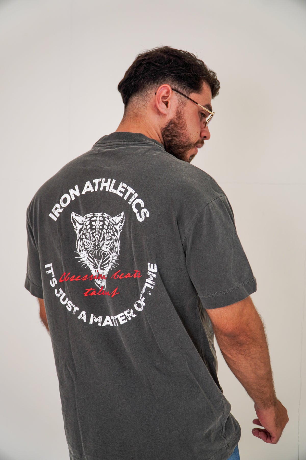 Camiseta oversized masculina Iron Jaguar preta Iron Savage vestida